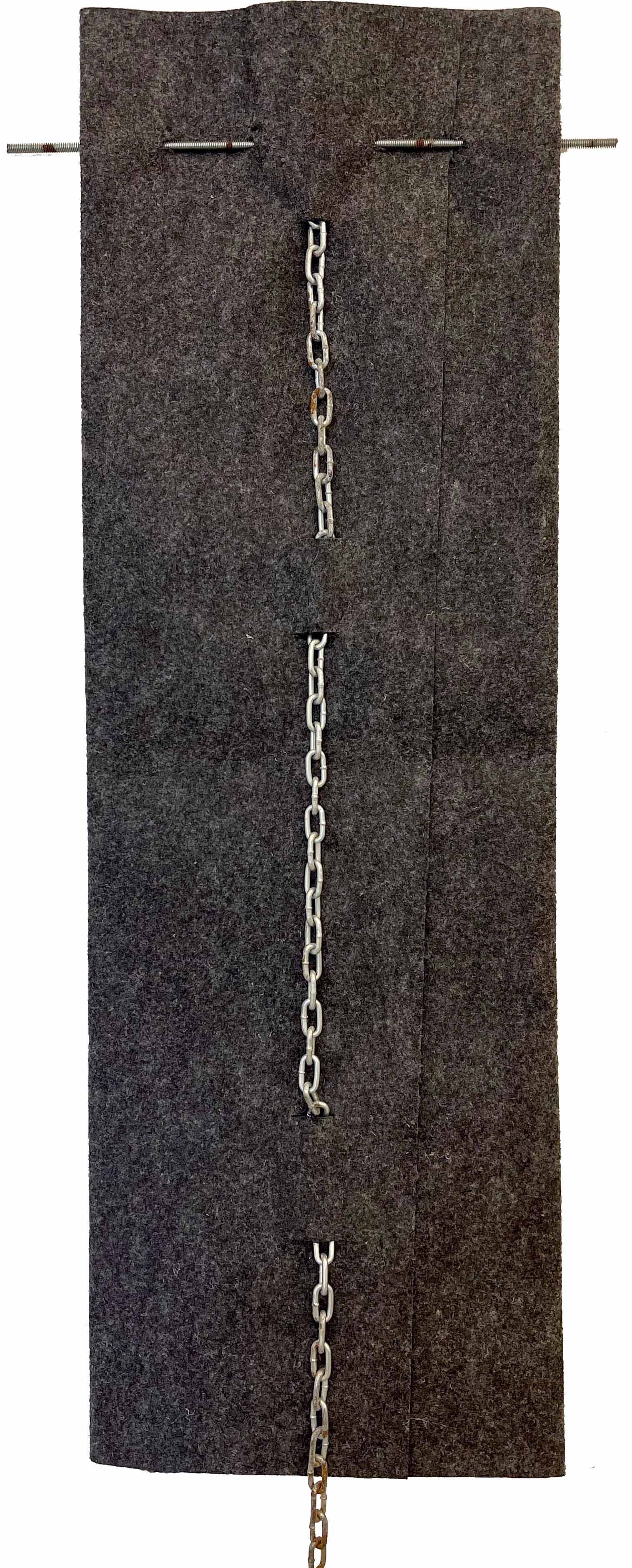 02. Almandrade, Sem título, 1983, Carpete barra rosacada e corrente, 109 x 33 cm