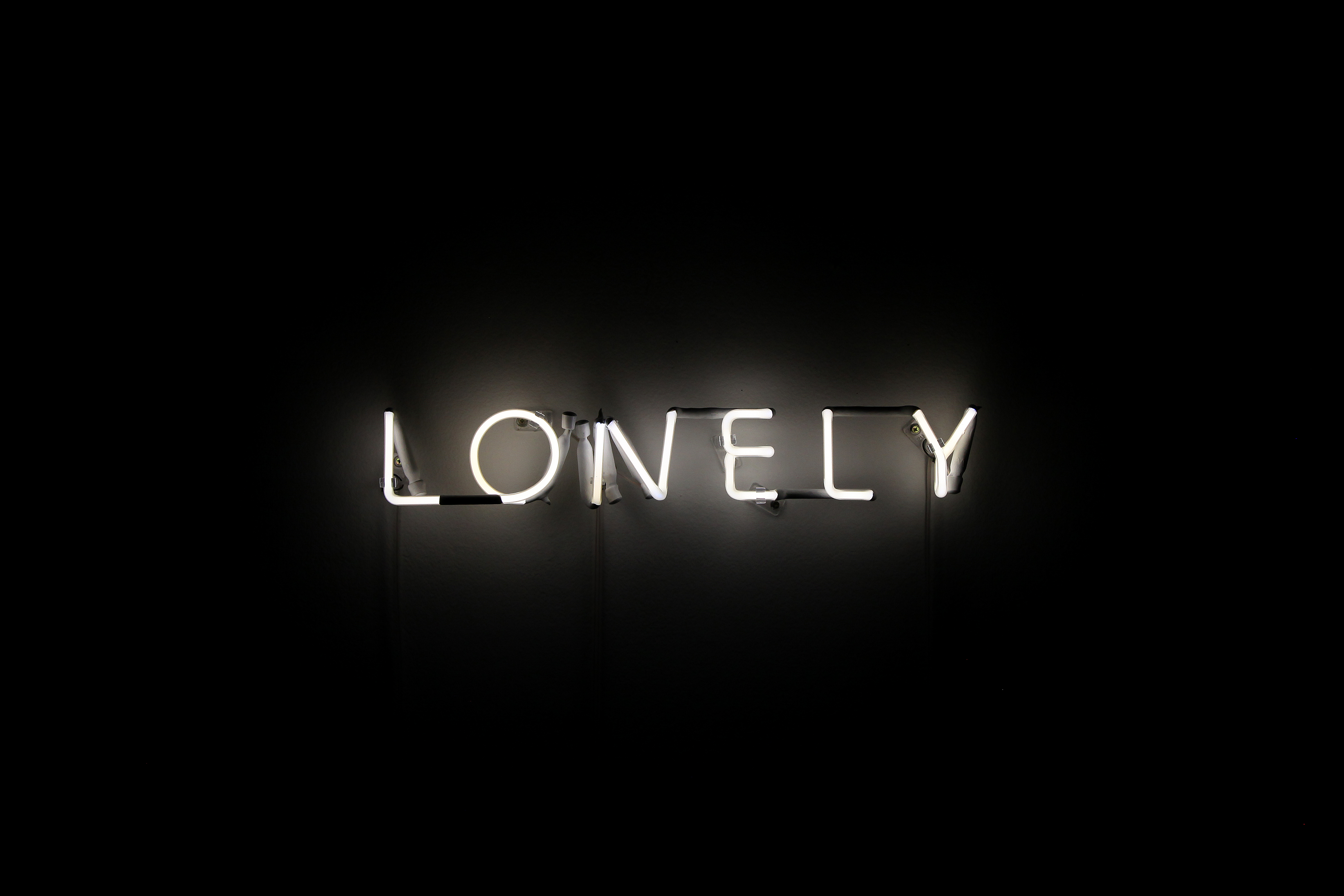 “Lovely / Lonely”, 2021 Neon 9.5 × 50 × 5 cm Tiragem 3 + 1 PA Ed. 3/3