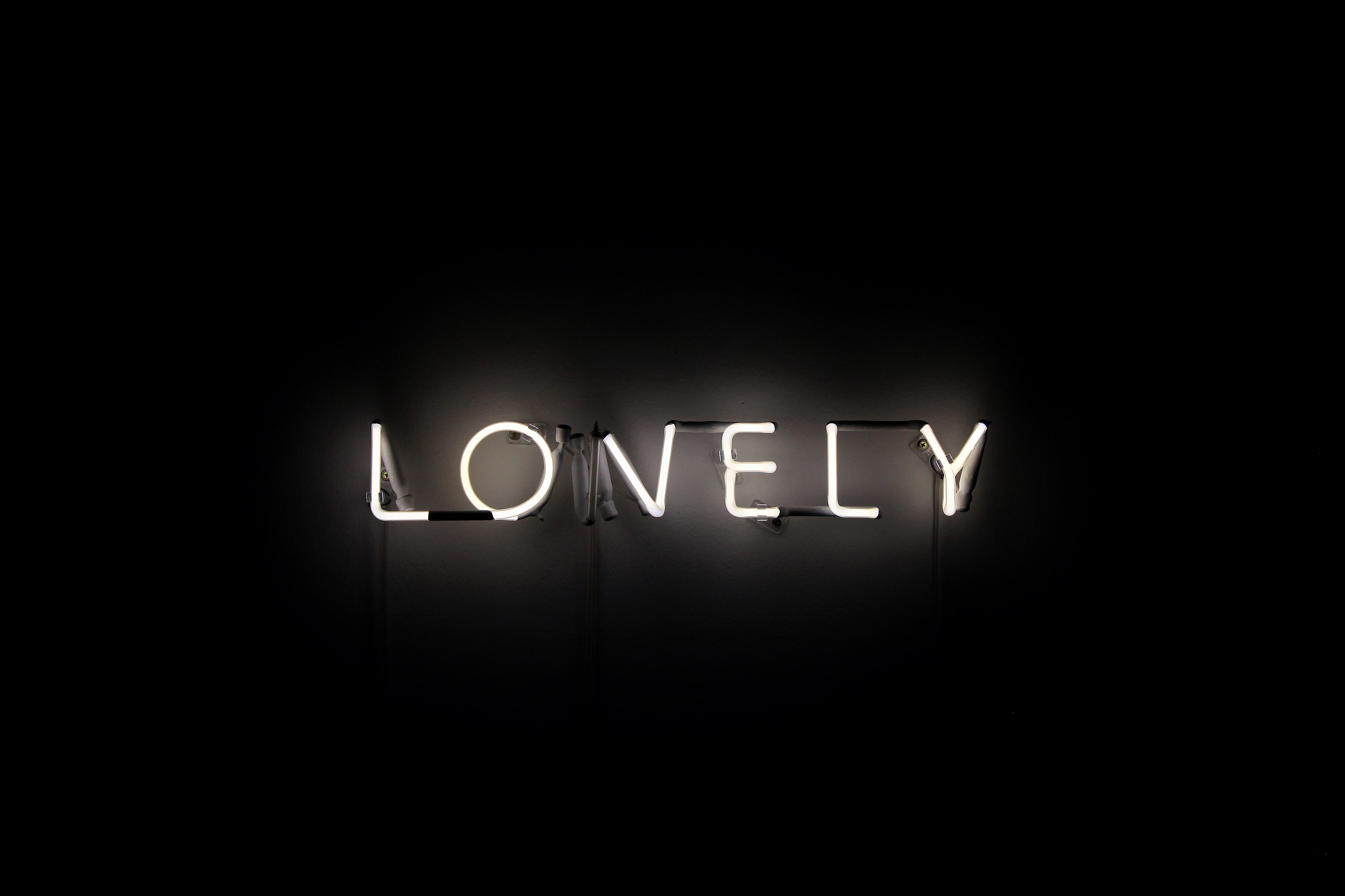 “Lovely / Lonely”, 2021 Neon 9.5 × 50 × 5 cm Tiragem 3 + 1 PA Ed. 3/3