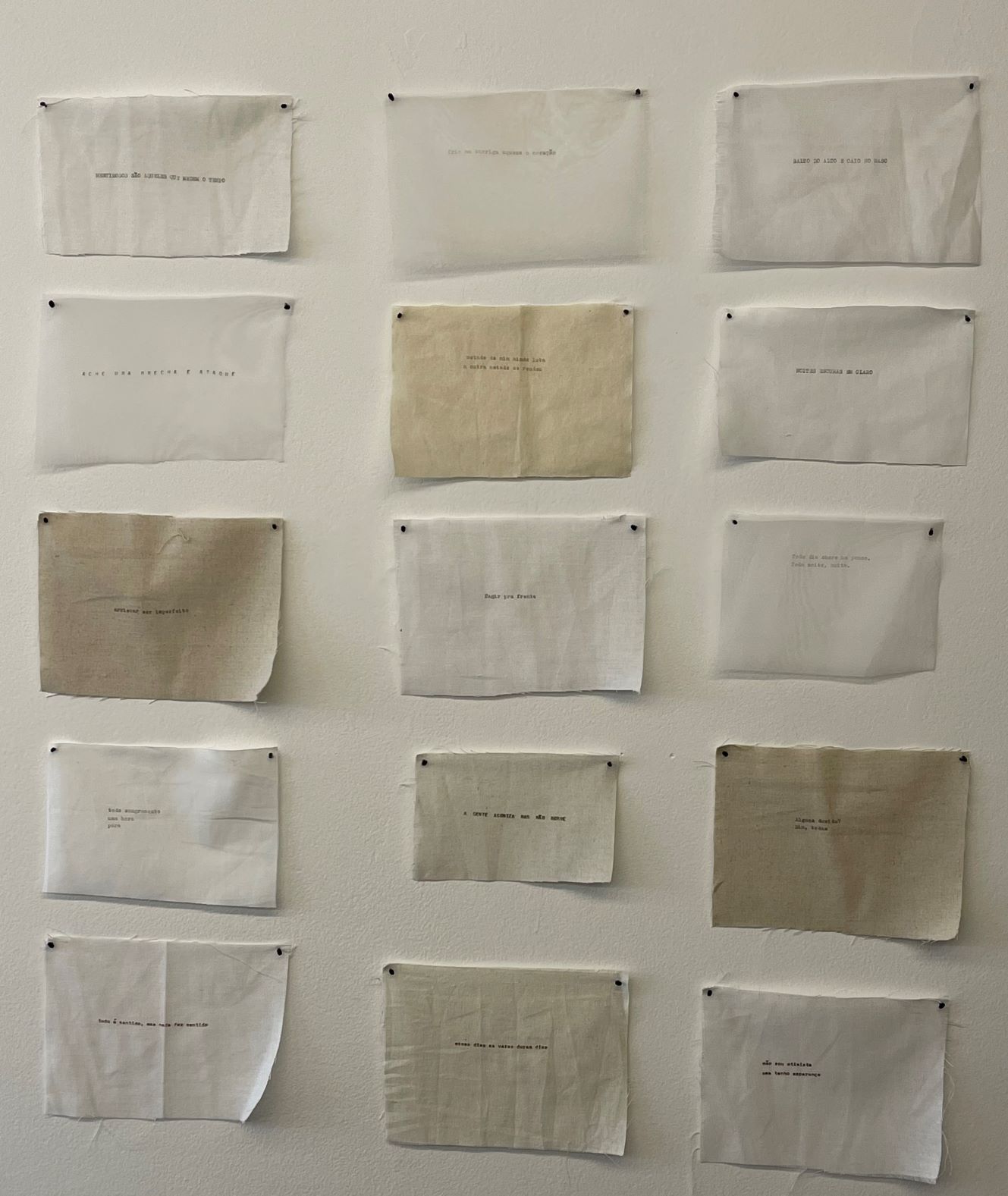 01.5. Verena Smit. Retalhos 1, 2022 Poliptico de 15 desenhos datilografia sobre tecido, sem mold Ed. 1-3.