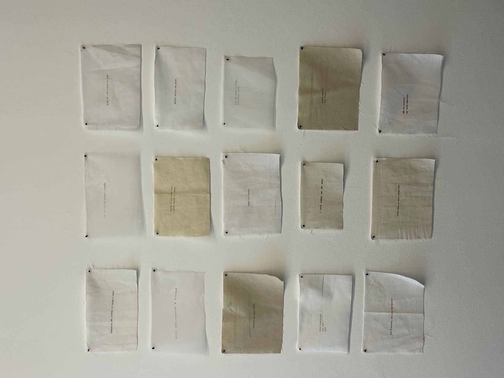 01.7 Verena Smit. Retalhos 1, 2022 Poliptico de 15 desenhos datilografia sobre tecido, sem mold Ed. 1-3.