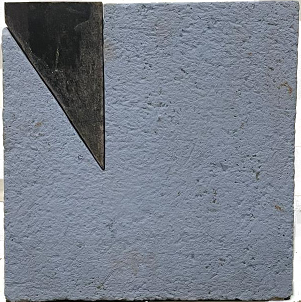 02. josé ivacy. Incrustracoes 17, 2022 concreto quadrado pintado de azul e madeira