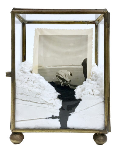 Lucia Tallova
On the beach, 2017
Object, old glass showcase, mixed media
14 x 10 x 7 cm