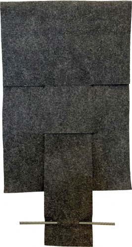 03. Almandrade, Sem título, 1983, Carpete barra rosacada e corrente