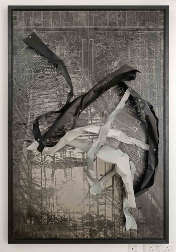 Asim Waqif
Development/Redevelopment 3, 2022
Gravura em latão, latão dobrado e triturado, ferragens metálicas
Etching on stainless steel, folded and crushed aluminum, metal hardware
110,5 x 171,5 x 22 cm