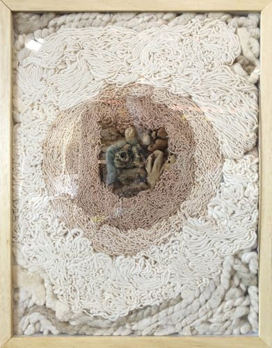 Bené Fonteles
Impermanências, ninho 04, 2022
Impermanences, nest 04
Técnica mista sobre ninho de algodão artesanal
Mixed media on handmade cotton nest