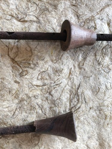 Bené Fonteles
Sem título 01 | Untitled 01, 2022
Técnica mista com papel artesanal e objetos
Mixed technique with artisan paper and objects