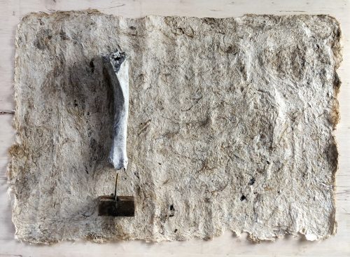 Bené Fonteles
Sem título 02 | Untitled 02, 2022
Técnica mista com papel artesanal e objetos
Mixed technique with artisan paper and objects