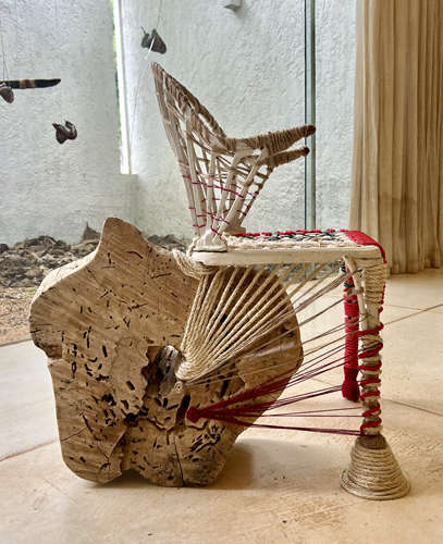 Demi Kaia
Apenas uma cadeira | Just a chair, 2025
Cadeira de metal, madeira e corda | chair made of metal, wood and rope
84 x 48 x 61 cm | 33 x 18 x 24 in